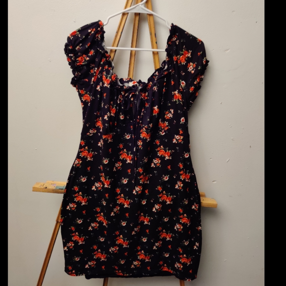 *NEW* Cute off the shoulder flowered dress.